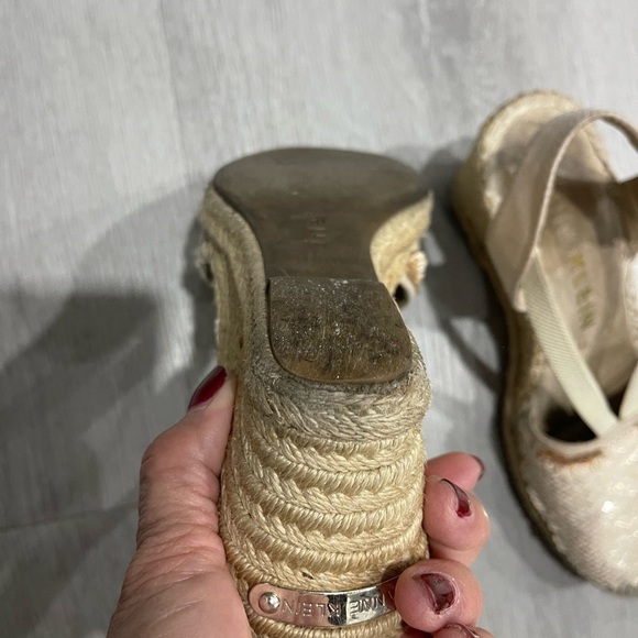 Anne Klein size 71/2 very comfortable still have life - Picture 7 of 9